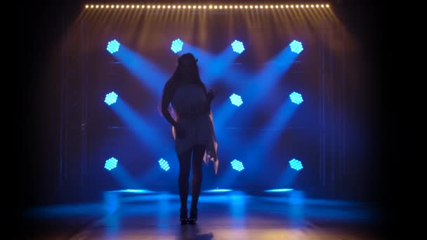 Mujer alta delgada en griego diosas vestido y corona de alta moda que demuestra la flexibilidad y la sexualidad del cuerpo en la danza. Silueta. Movimiento lento. — Vídeos de Stock