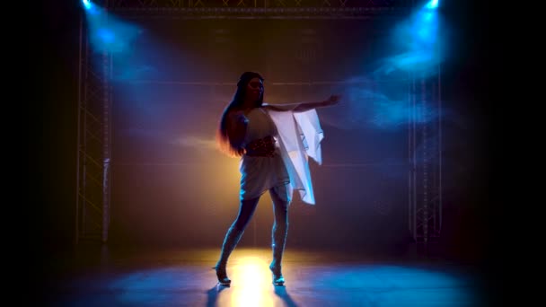 Mujer alta delgada en griego diosas vestido y corona de alta moda que demuestra la flexibilidad y la sexualidad del cuerpo en la danza. Silueta. Movimiento lento. — Vídeos de Stock