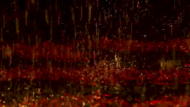 Große Regentropfen trommeln auf dem Wasser und hüpfen zur Seite, wodurch Spritzer entstehen. Dunkles Studio mit farbigem Neonlicht. Zeitlupe. Nahaufnahme. — Stockvideo