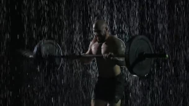 Exhausting crossfit workout under rain. Young athlete actively training. Slow motion. Close up. — Stock Video