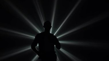 Dans eden genç çift Latin müziği. Bachata, merengue, salsa. Arka planda neon ışıkları olan karanlık bir stüdyoda çekilmiş..