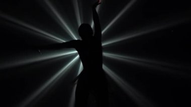 Dans eden genç çift Latin müziği. Bachata, merengue, salsa. Arka planda neon ışıkları olan karanlık bir stüdyoda çekilmiş..