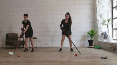 Hokey antrenmanında koç kadın içeride. Yavaş çekim.