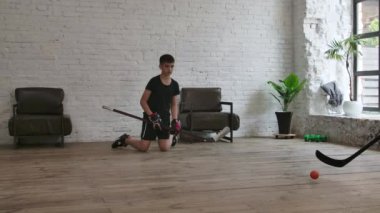 Anne ve oğul için kapalı hokey antrenmanı. Yavaş çekim.
