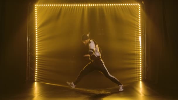 Un danseur de break dance. Danse de rue hip hop sur scène avec fumée et néons. Mouvement lent. — Video