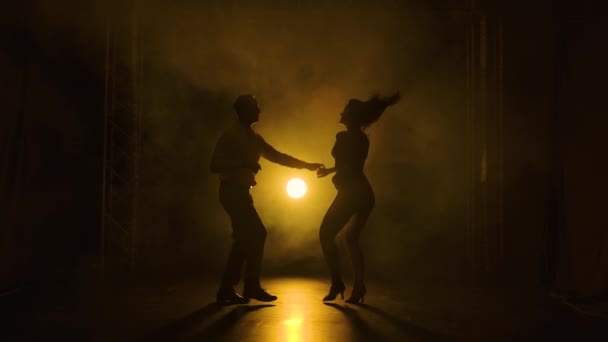 A társasági tánc és a kapcsolatok fogalma. Sziluett fiatal szép pár táncol érzéki tánc salsa. — Stock videók