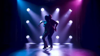 Sosyal dans ve ilişki kavramı. Dans eden genç ve güzel çiftin silueti şehvetli dans salsası.