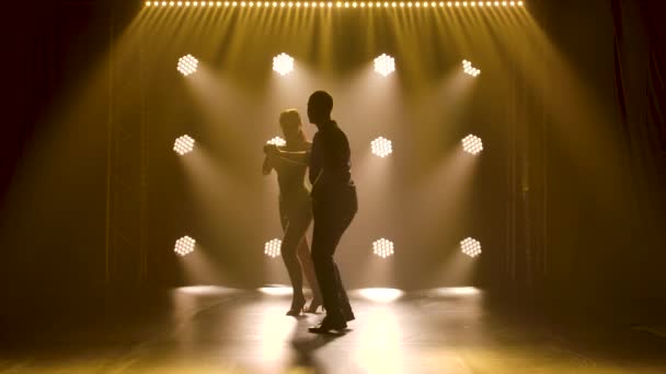 A társasági tánc és a kapcsolatok fogalma. Sziluett fiatal szép pár táncol érzéki tánc salsa. — Stock videók