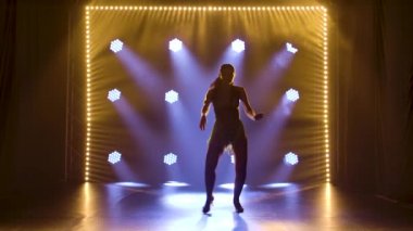 Sosyal dans kavramı. Şehvetli dans eden genç bir kadının silueti..