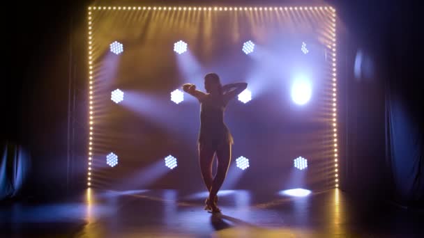 Concept de danse sociale. Silhouette de jeune femme dansant danse sensuelle salsa. — Video