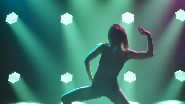 Femme dansant danse moderne sur scène enfumée avec projecteurs. Vogue ou danse contemporaine. Jeune danseuse jouant sur scène sombre. — Video