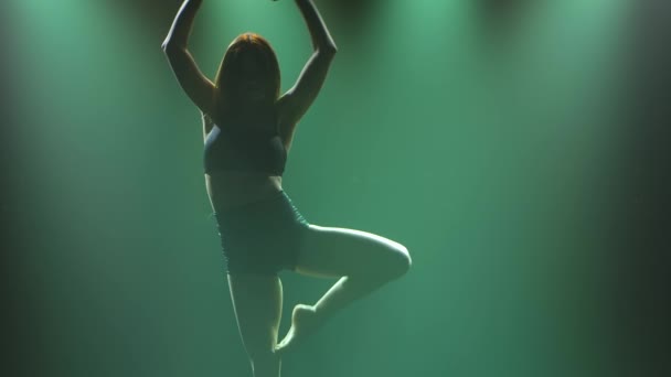 Γυναίκα που χορεύει μοντέρνο χορό σε καπνιστή σκηνή με προβολείς. Vogue ή σύγχρονο χορό. Νεαρή χορεύτρια στη σκοτεινή σκηνή. — Αρχείο Βίντεο