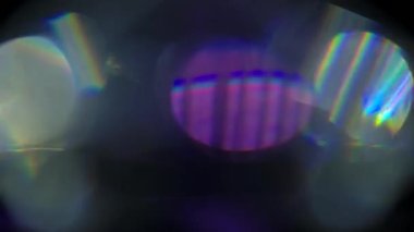 Arka planda çok renkli ışık sızıntısı var. Stüdyoda gaz sızıntısı var. Doğal aydınlatma ışınları bokeh etkisi. Çekimlerinizi birleştirmek, videoyu biçimlendirmek, geçişlerinizi