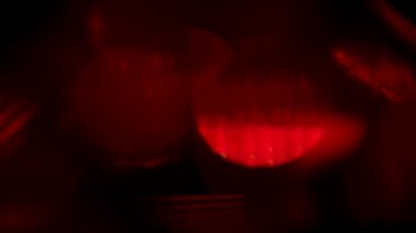 Arka planda çok renkli ışık sızıntısı var. Stüdyoda gaz sızıntısı var. Doğal aydınlatma ışınları bokeh etkisi. Çekimlerinizi birleştirmek, videoyu biçimlendirmek, geçişlerinizi