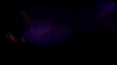 Arka planda çok renkli ışık sızıntısı var. Stüdyoda gaz sızıntısı var. Doğal aydınlatma ışınları bokeh etkisi. Çekimlerinizi birleştirmek, videoyu biçimlendirmek, geçişlerinizi