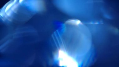 Arka planda çok renkli ışık sızıntısı var. Stüdyoda gaz sızıntısı var. Doğal aydınlatma ışınları bokeh etkisi. Çekimlerinizi birleştirmek, videoyu biçimlendirmek, geçişlerinizi