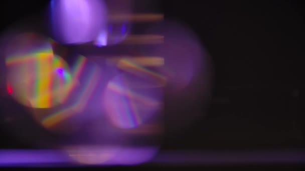 Πολύχρωμο φως διαρρέει φόντο. Η διαρροή της φωτοβολίδας στο στούντιο φακών έσπασε. Φυσικός φωτισμός ακτίνες bokeh αποτέλεσμα. Για την σύνθεση πάνω από το υλικό σας, stylizing βίντεο, μεταβάσεις — Αρχείο Βίντεο