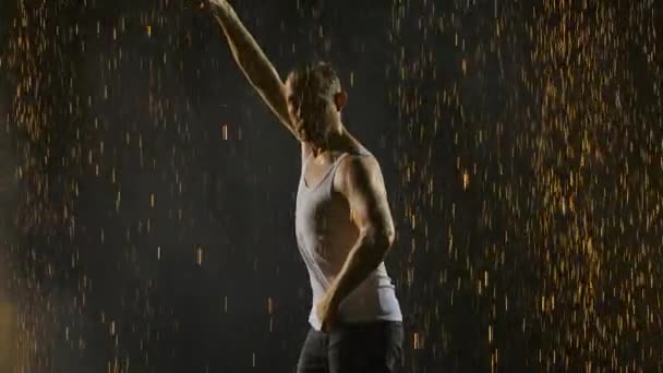 Silueta de un hombre bailando salsa sobre un fondo de gotas de lluvia brillantes. En cámara lenta. De cerca.. — Vídeos de Stock