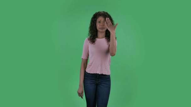 Portrait de belle jeune femme afro-américaine regarde la caméra et pleure de bonheur et essuie les larmes avec des dollars. Brune brûlante aux cheveux ondulés en jeans et un chemisier beige sur une — Video