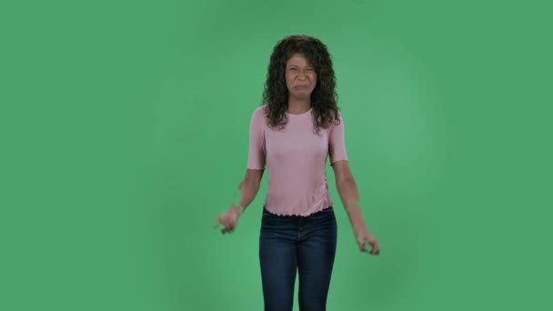 Portrait de belle jeune afro-américaine de femme agacée gesticulant dans le stress exprimant irritation et colère. Brune brûlante aux cheveux ondulés en jeans et un chemisier beige sur un écran vert dans le — Video