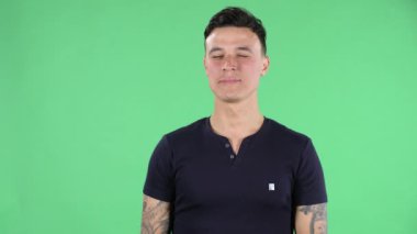 Etrafa bakınan yakışıklı bir gencin portresi 