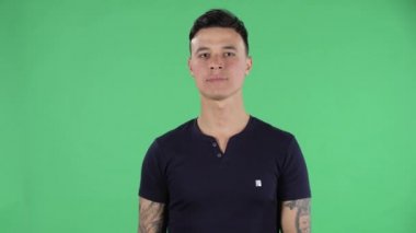 Kameraya bakan yakışıklı bir gencin portresi ellerini çapraz yapıp X şeklini almaktır. Yani 