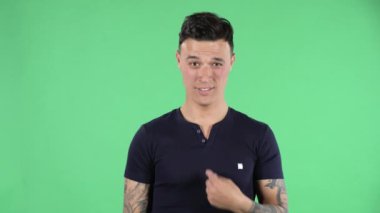 Kafası karışmış genç bir adamın portresi kendini gösteriyor ve kim olduğumu söylüyor. Hayır, teşekkürler, ihtiyacım yok. Yeşil Ekran.