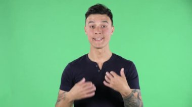 Yakışıklı bir gencin portresi diyor ki ben kimim hayır ben değilim. Yeşil Ekran.