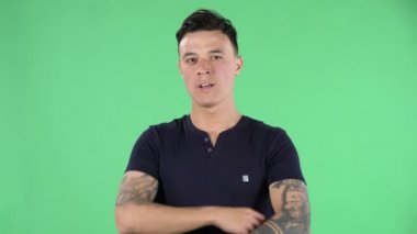 Yakışıklı bir gencin portresi dikkatlice dinlemek ve fikre katılmaktır. Yeşil Ekran.