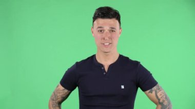 Yakışıklı bir gencin portresi dikkatle dinlemek ve mutsuz olmaktır. Yeşil Ekran.
