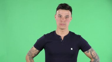 Yakışıklı bir gencin portresi suçsuz olduğunu söylüyor ve birini suçluyor. Yeşil Ekran.