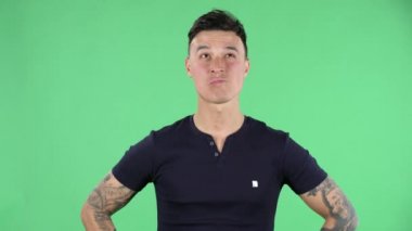 Yakışıklı bir gencin portresi kafasını kaldırıp dikkatlice gülümsemektir. Yeşil Ekran.