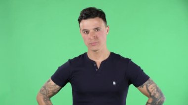 Yakışıklı bir gencin portresi bir şey düşünüyor ve sonra aklına bir fikir geliyor. Yeşil Ekran.