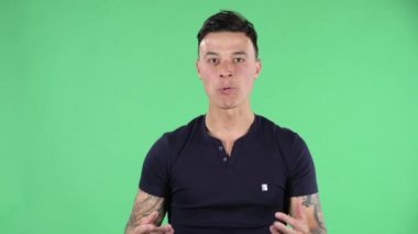 Yakışıklı bir gencin portresi kameraya heyecanla bakıyor ve zaferini kutluyor. Yeşil Ekran.