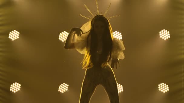 Kráska sexy modelka tančící v ultrafialových neonových světlech ve studiu. Krásná sexy mladá žena s perfektním štíhlým tělem tančí v Go Go Dance nočním klubu. Silueta zblízka. Zpomalený pohyb. — Stock video