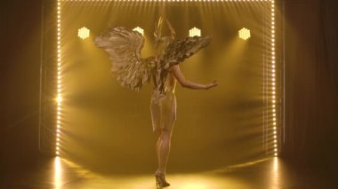 Yunan tanrıçası Artemis 'in suretinde muhteşem bir kadın sahnede şarkı söylüyor ve dans ediyor. Tiyatral vokal dans gösterisi. Yavaş çekim.