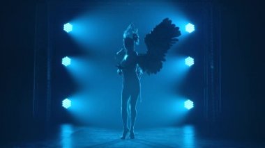 Yunan tanrıçası Artemis 'in bir tiyatro gösterisi. Dumanlı mavi arka planda dans eden bir kadının silueti. Yavaş çekim.