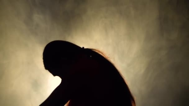 Silhouette egy fiatal nő táncos egy piros szári. Indiai néptánc. Egy sötét stúdióban lőtték le füsttel és neon világítással.. — Stock videók