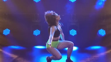 Şortla popo dansı yapan seksi esmer kız. Ağır çekim. Kapat..