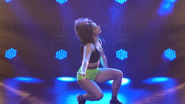 Sexy brunette schudden buit dansen twerk in korte broek. Langzame beweging. Sluiten.. — Stockvideo