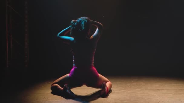 Flexible woman sexy moving her ass dancing twerk in the studio surrounded by light. Close up. Slow motion. — Vídeo de Stock