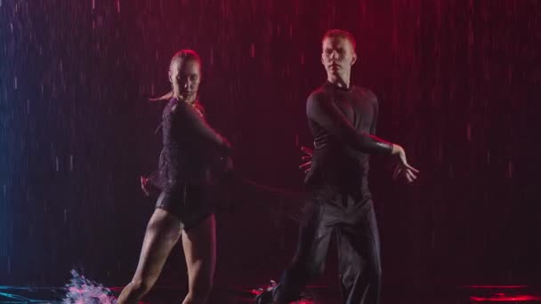 Elemento de baile de la jive. Un par de bailarines de salón bajo la lluvia en un estudio ahumado. En cámara lenta. De cerca.. — Vídeos de Stock