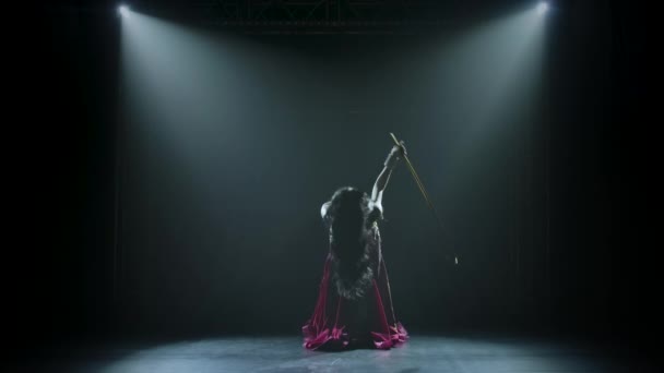 Lákavé tradiční orientální břišní tanečnice tanec se zlatou holí na neonové osvětlení pozadí a kouř. Siluety štíhlého pružného těla. — Stock video