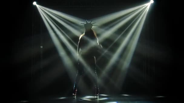 Горящая брюнетка танцует в ночном клубе сексуальный костюм Американская статуя Свободы и высокие каблуки сапоги. Темный фон и динамичные неоновые огни. Силуэт. Иди танцуй шоу. Медленное движение. — стоковое видео