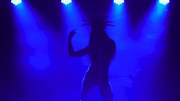 Égő barna nő táncol szexi öltönyben Amerikai Szabadság-szobor. Éjszakai klub a sötét és dinamikus neonfényben. Füstös háttér. Sziluett. Közelről.. — Stock videók