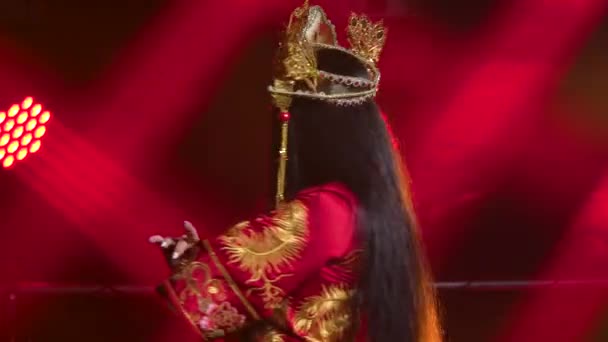 Női táncos piros lámpában és füst egy néptáncot előad. Egy világos barna, piros selyem öltönyben és egy kínai hercegnő fejdísze. Közelről.. — Stock videók