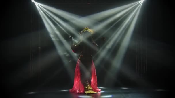 L'actrice séduisante effectue des mouvements de mains fluides et danse. Une brune lumineuse en costume de soie rouge et une coiffure d'une princesse chinoise. Mouvement lent. — Video