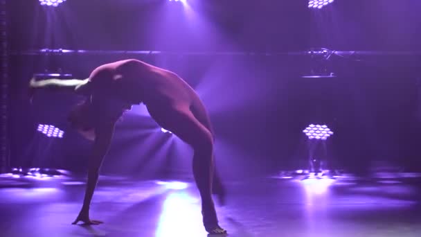 Slim bonito atraente atleta menina em maiô Borgonha executa elementos de ginástica rítmica no estúdio escuro com luz encenada bonita. — Vídeo de Stock