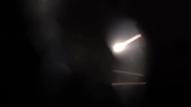 Mooi licht lek op donkere achtergrond met Real lens flare. — Stockvideo