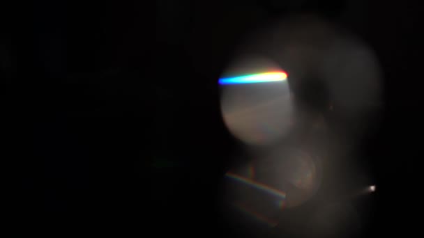 Belle fuite de lumière sur fond sombre avec éruption de lentille réelle. — Video